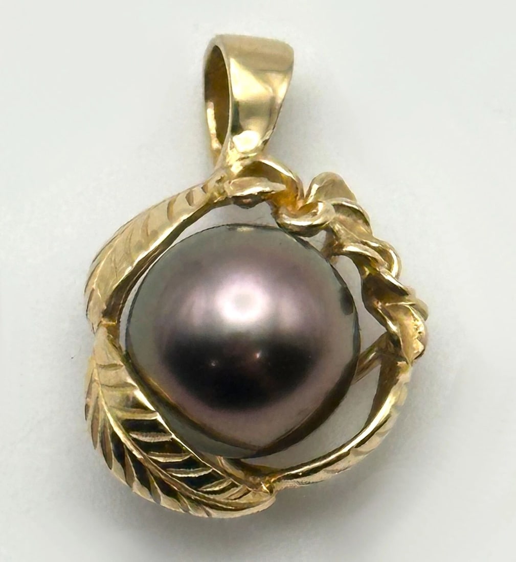 14K GOLD LEAFY / FLORAL STYLE PENDANT WITH 10MM CULTURED TAHITIAN PEARL 3.4G: 14K GOLD LEAFY / FLORAL STYLE PENDANT WITH 10MM CULTURED TAHITIAN PEARL 3.4G 14k Gold leafy / floral style Pendant with 10mm Cultured Tahitian Pearl Condition: Used, has been cleaned Material: 14k Yel