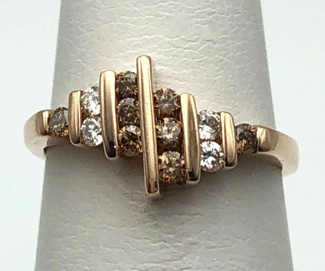 14K ROSE GOLD RING WITH 0.36CTS OF WHITE AND CHOCOLATE DIAMONDS SIZE: 5.25: 14K ROSE GOLD RING WITH 0.36CTS OF WHITE AND CHOCOLATE DIAMONDS SIZE: 5.25 14k rose Gold Ring with 0.36cts of White and Chocolate Diamonds Condition: Used Material: 14k Rose Gold Ring Size: 5.25 Weigh