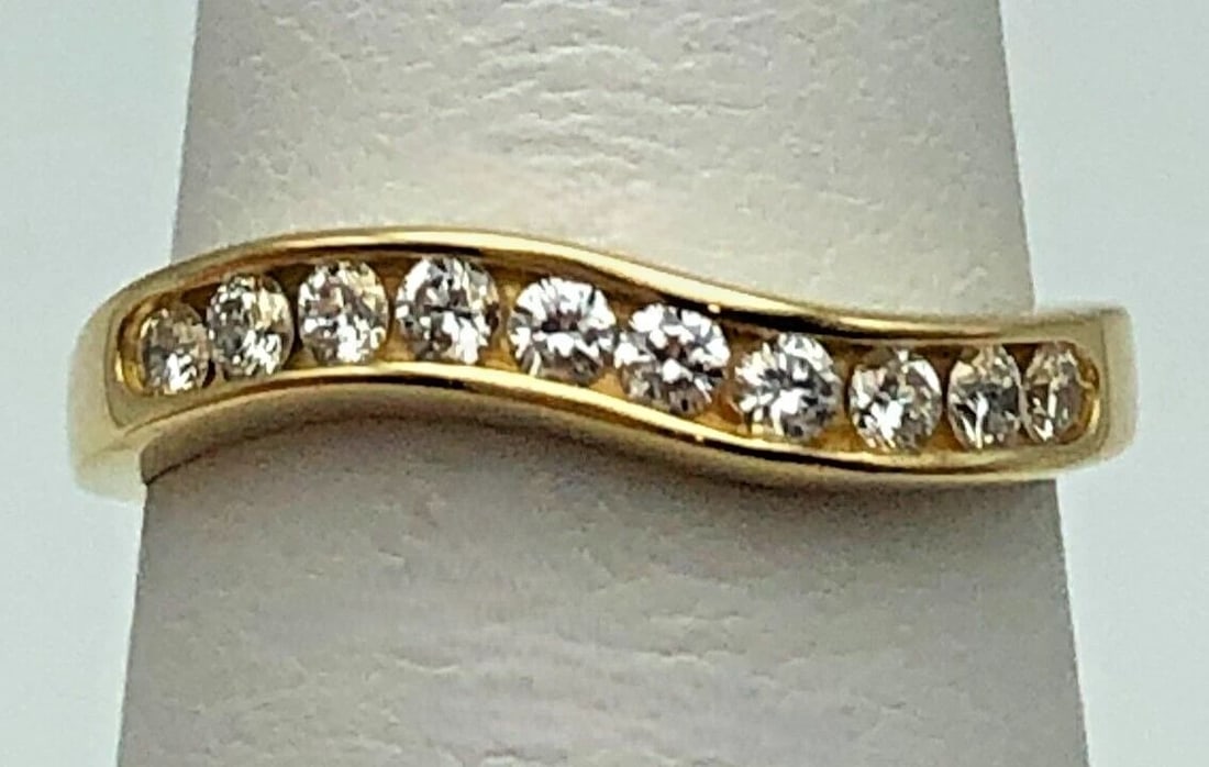 14K YELLOW GOLD WAVE RING / BAND WITH VS DIAMONDS SIZE: 5.5: 14K YELLOW GOLD WAVE RING / BAND WITH VS DIAMONDS SIZE: 5.5 14k Yellow Gold wave Ring / Band with VS Diamonds Condition: Used Material: 14k Yellow Gold Ring Size: 5.5 Weight: 2.2 grams Top Width: 3.5m