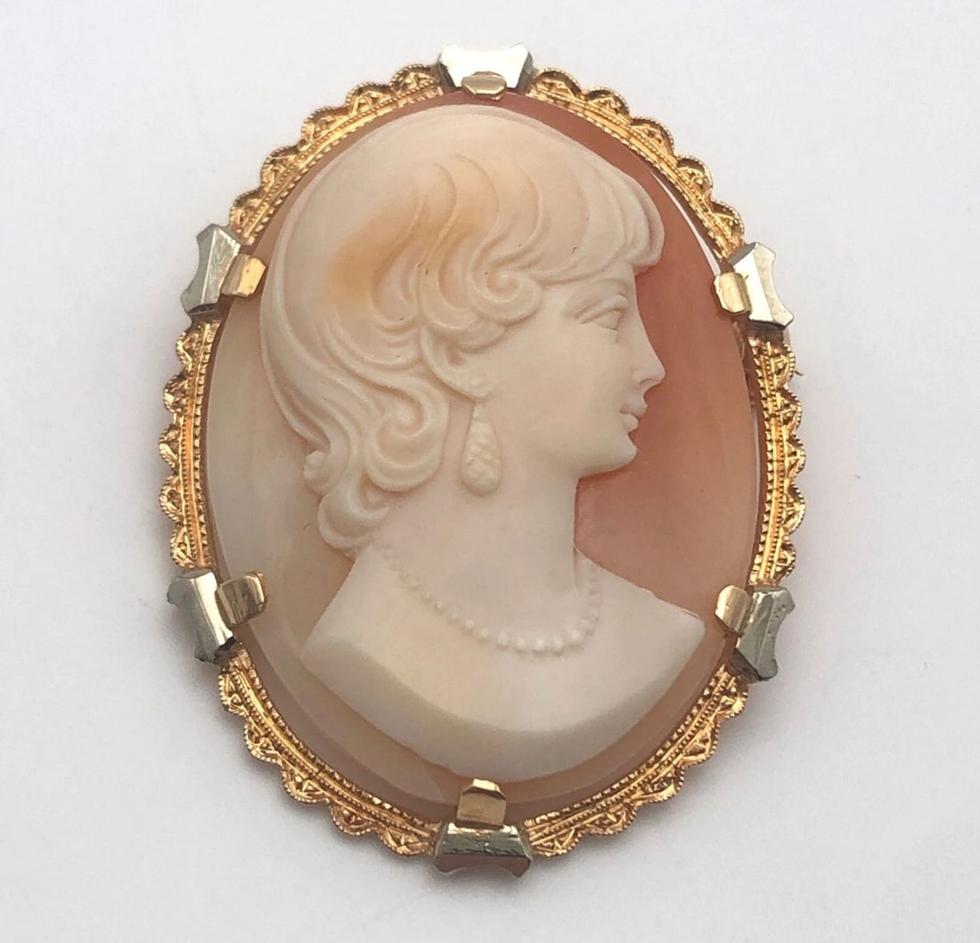 VINTAGE 18K TWO TONED YELLOW/WHITE GOLD BROOCH / PENDANT WITH CAMEO SHELL: VINTAGE 18K TWO TONED YELLOW/WHITE GOLD BROOCH / PENDANT WITH CAMEO SHELL Vintage 18k Two Toned Gold Brooch / Pendant with Cameo Shell Condition: Used, have been cleaned in house Material: 18k Yellow
