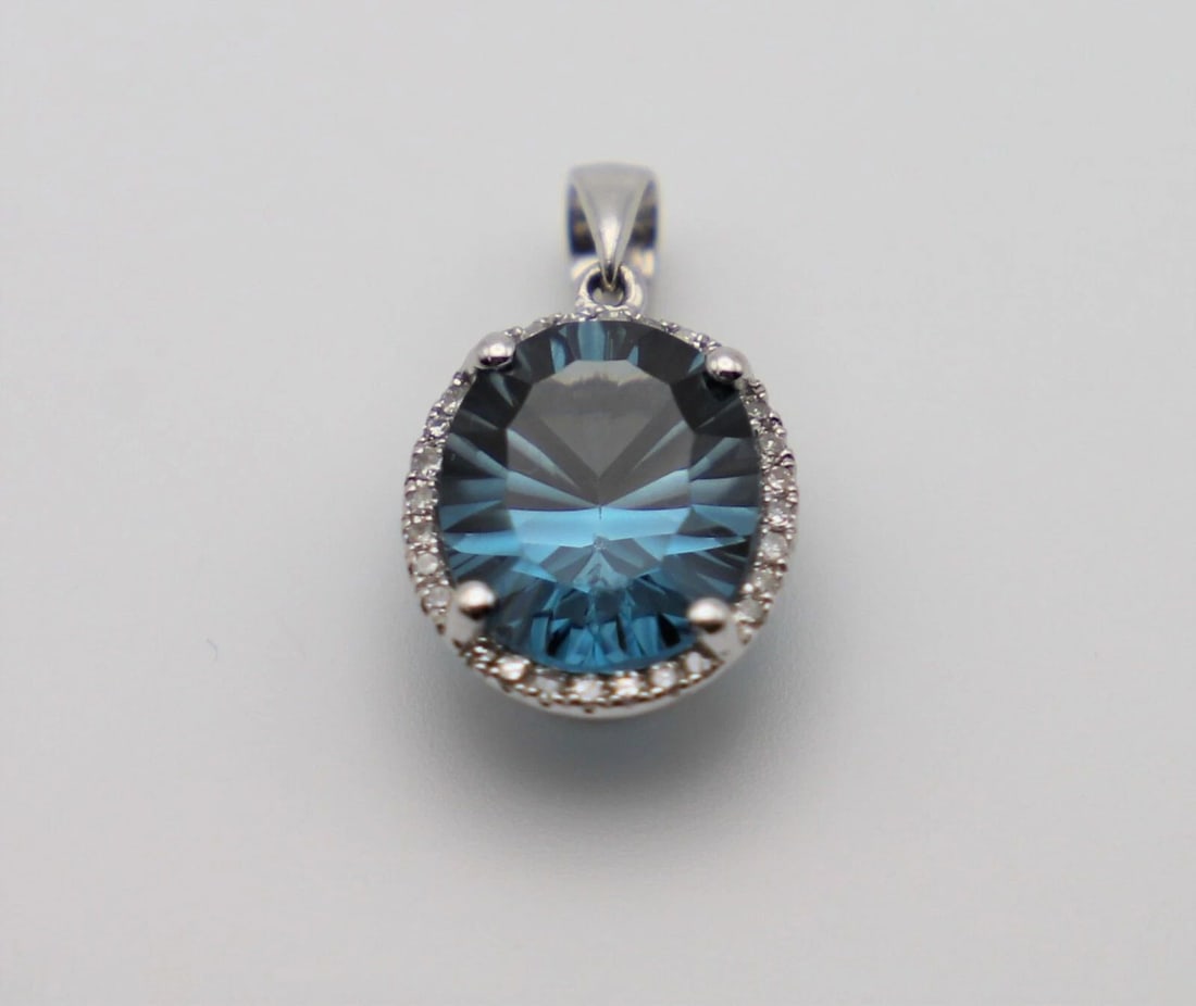 14K WHITE GOLD PENDANT WITH 11X9MM OVAL BLUE TOPAZ AND DIAMONDS: 14K WHITE GOLD PENDANT WITH 11X9MM OVAL BLUE TOPAZ AND DIAMONDS 14k White Gold Pendant with 11x9mm oval Blue Topaz and Diamonds You are bidding on a 14k White Gold Pendant with 11x9mm oval Blue Topaz