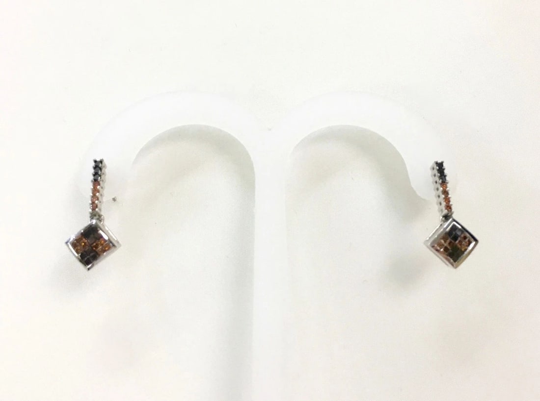 14K WHITE GOLD EARRINGS WITH BLACK AND ORANGE/RED DIAMONDS: 14K WHITE GOLD EARRINGS WITH BLACK AND ORANGE/RED DIAMONDS 14k White Gold Earrings with Black and Orange/Red Diamonds You are bidding on a 14k White Gold Earrings with Black and Orange/Red Diamonds. T