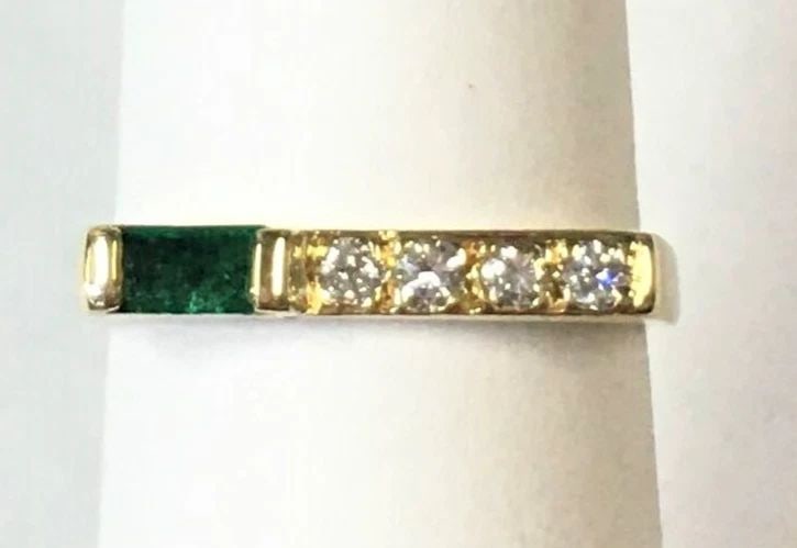 14K GOLD FLAT STYLE RING WITH 0.16CTS OF DIAMONDS AND EMERALD SIZE: 5.5 2.3G (1 of 2)