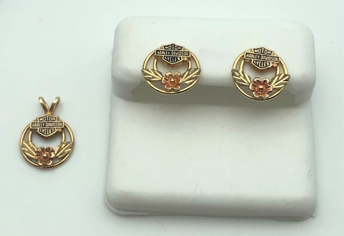 HARLEY DAVIDSON SET 10K BLACK HILLS GOLD EARRINGS AND PENDANT SET 2.2G: HARLEY DAVIDSON SET 10K BLACK HILLS GOLD EARRINGS AND PENDANT SET Harley Davidson Set 10k Black Hills Gold Earrings and Pendant Set You are bidding on a Harley Davidson Set 10k Black Hills Gold Earrin