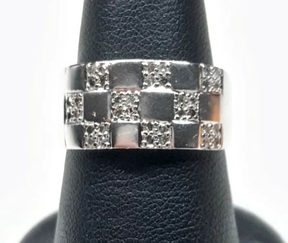 14K WHITE GOLD RING, 0.30CTS OF DIAMONDS, CHECKER DESIGN SIZE: 6.5 4.1G (1 of 2)