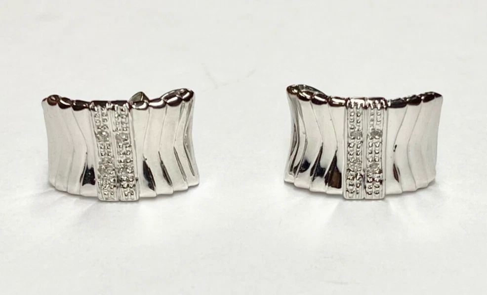 14K WHITE GOLD CURVED EARRINGS WITH 0.05CTS OF DIAMONDS, PUSH BACKS 4 GRAMS: WOMEN'S 14K WHITE GOLD PUSH BACK EARRINGS WITH 0.05CT DIAMONDS Women's 14k White Gold Push Back Earrings with 0.05CT Diamonds You are bidding on a new with defects Women's 14k White Gold Push Back Ear