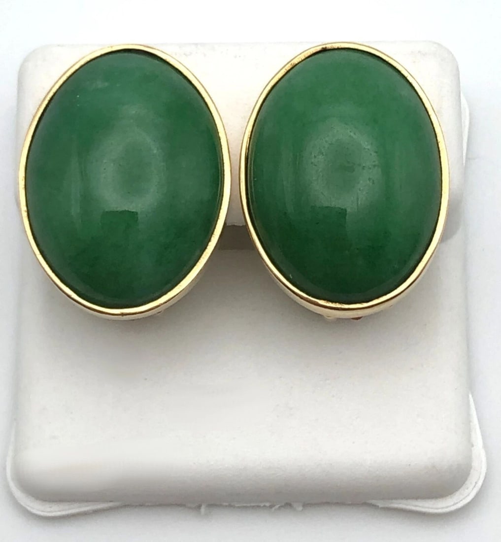 14K GOLD GREEN JADE CLIP ON EARRINGS 9.3 GRAMS: 14K GOLD GREEN JADE CLIP ON EARRINGS 9.3 GRAMS 14k Gold Green Jade Clip on Earrings Condition: Used, have been cleaned Material: 14k Yellow Gold Weight: 9.3 grams Earrings Size: 21mm x 16mm Back Type: