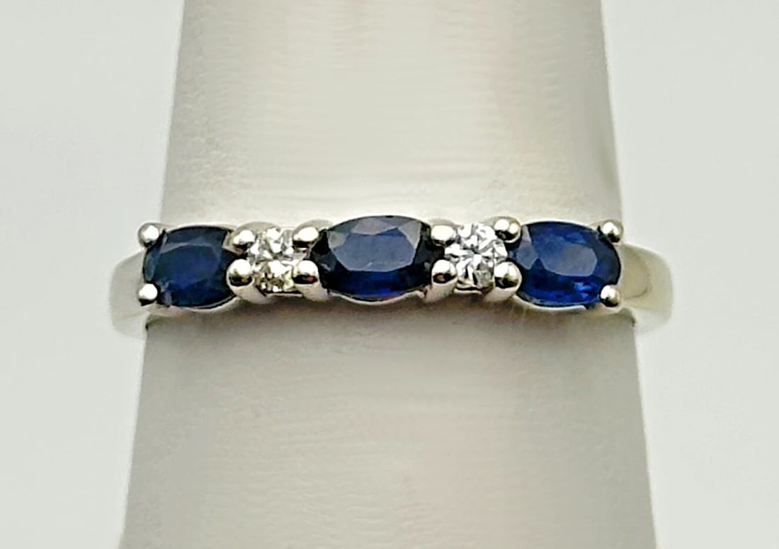 14K WHITE GOLD RING WITH SAPPHIRES AND 0.08CTS OF DIAMONDS SIZE: 8.25 2.7G (1 of 2)