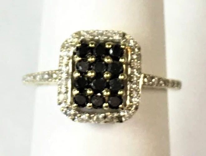10K GOLD SQUARE RING WITH 0.50CTS OF BLACK & WHITE DIAMONDS SIZE: 5.25 2G (1 of 2)