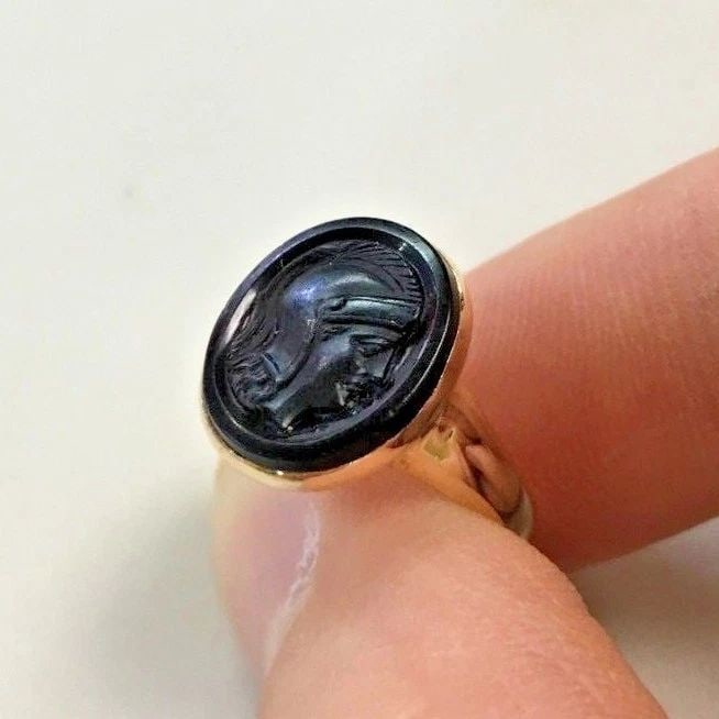 14K GOLD RING WITH ONYX STONE WITH ROMAN SOLIDER HEAD CARVED IN SIZE: 6 3.2G (1 of 2)