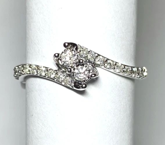 14K WHITE GOLD RING WITH WITH 0.27CT OF DIAMONDS SIZE: 7.25 2.1G (1 of 2)