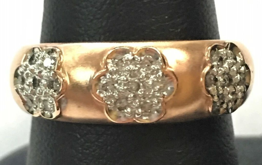 14K ROSE GOLD FLOWER STYLE RING / BAND WITH 0.15CTS OF DIAMONDS SIZE: 7 4.5G: 14K FLOWER STYLE ROSE GOLD RING WITH DIAMONDS (SIZE: 7) 14k Flower Style Rose Gold Ring with Diamonds You are bidding on a 14k Flower Style Rose Gold Ring with Diamonds. The ring is brand new with ori