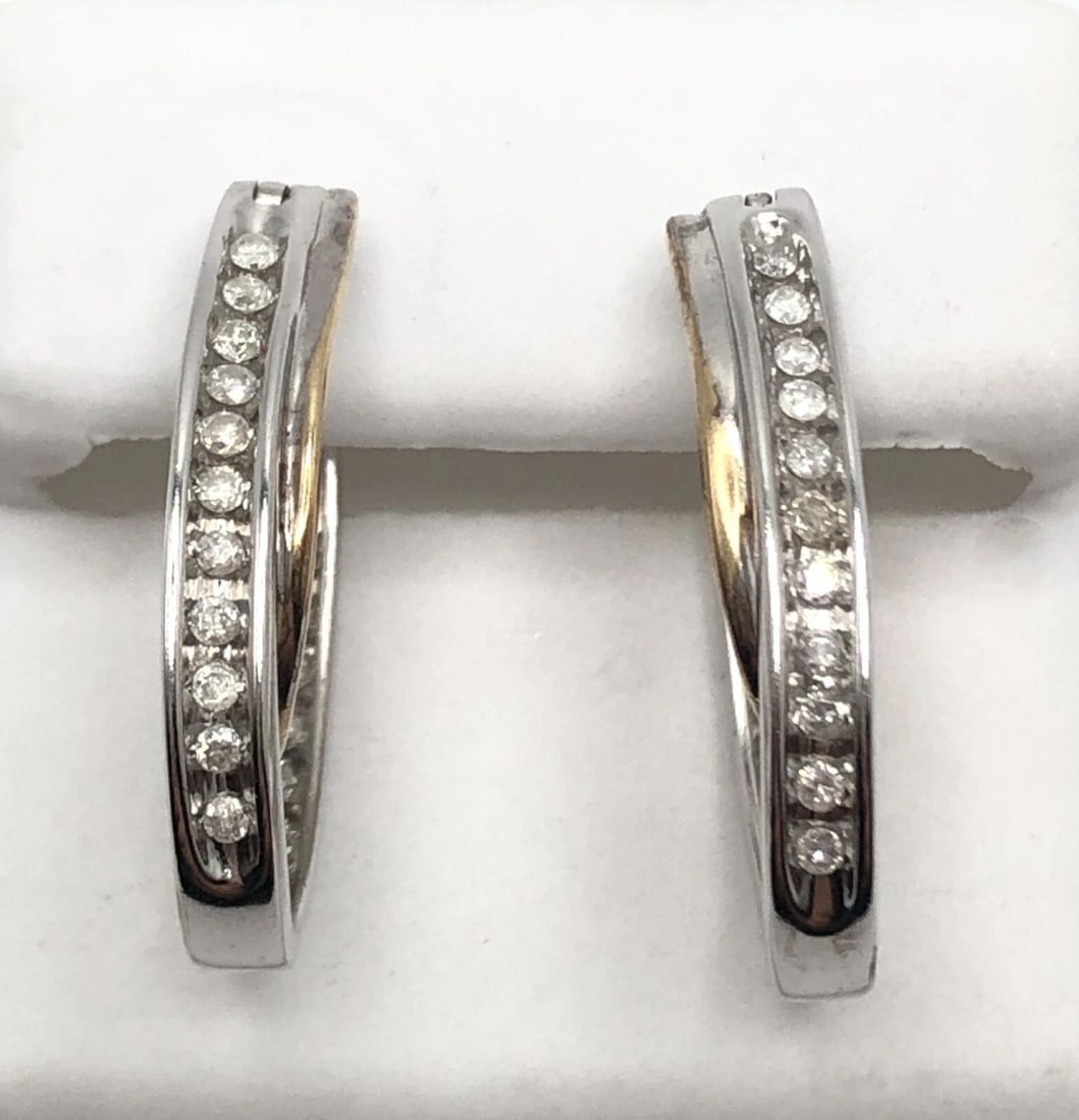 10K TWO TONED WHITE/YELLOW GOLD HOOP EARRINGS SET WITH 0.22CTS DIAMONDS: 10K TWO TONED WHITE/YELLOW GOLD HOOP EARRINGS SET WITH 0.22CTS DIAMONDS 10k Two Toned Gold Hoop Earrings set with 0.22cts Diamonds You are bidding on a 10k Two Toned Gold Hoop Earrings set with 0.22ct