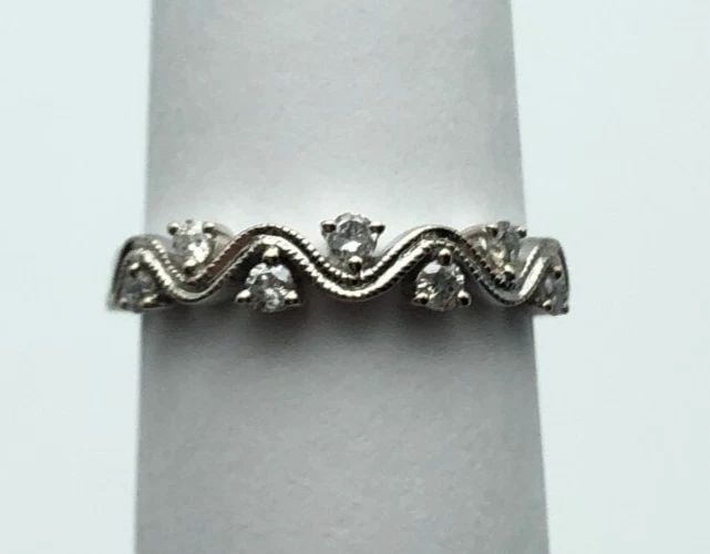 10K WHITE GOLD WAVE STYLE RING WITH 0.25CTS DIAMONDS SIZE: 7 2.4G (1 of 2)