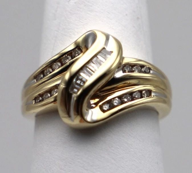 10K GOLD RIBBON STYLE RING WITH 0.31CTS OF CHAMPAGNE & WHITE DIAMONDS SIZE: 6.5 (1 of 2)