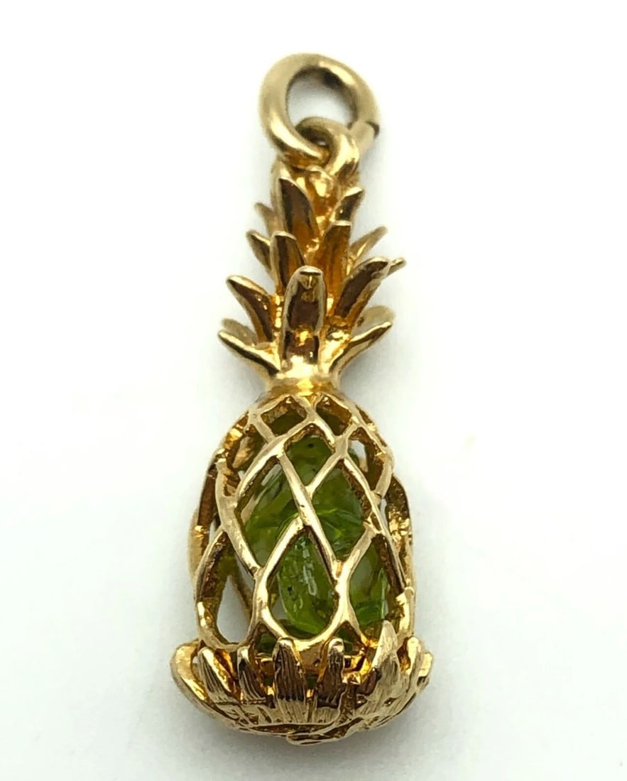 14K GOLD PINEAPPLE PENDANT WITH 3 PERIDOTS INSIDE OF IT 4.4 GRAMS (1 of 2)