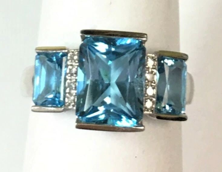 14K WHITE GOLD RING WITH BLUE TOPAZ AND 0.04CTS OF DIAMONDS SIZE: 7 4.2G (1 of 2)