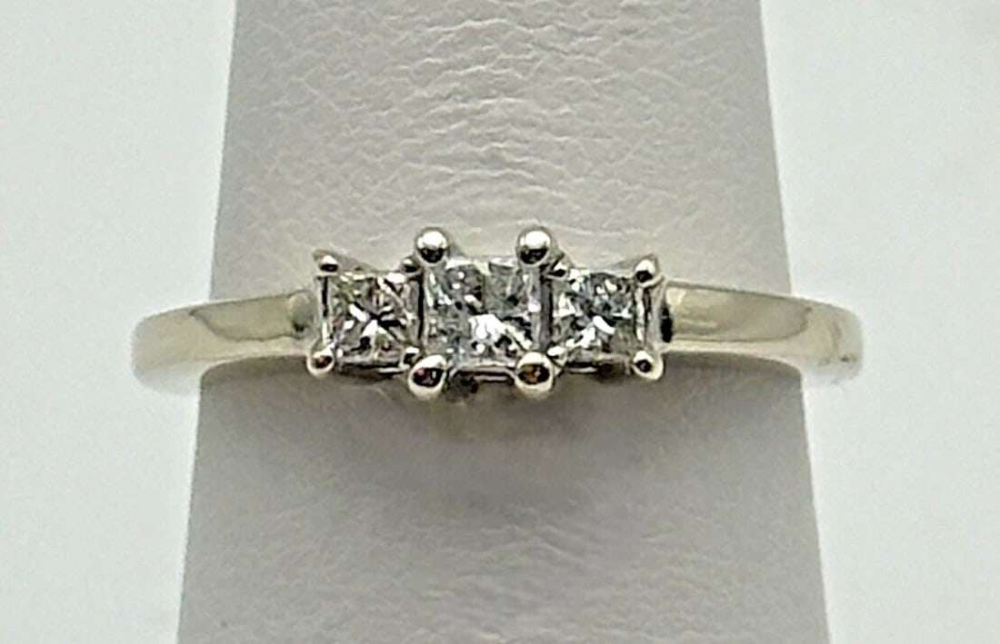 14K WHITE GOLD THREE STONE RING SET WITH 0.32CTS OF DIAMONDS SIZE: 5.5 (1 of 2)