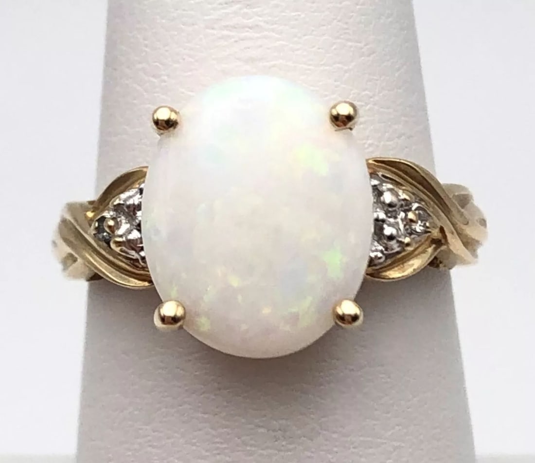 10K GOLD RING WITH NATURAL WHITE OPAL AND 0.01CTS OF DIAMONDS SIZE: 7 3.3G (1 of 2)