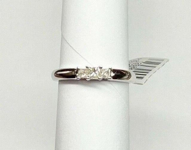 14K WHITE GOLD RING WITH 0.25CTS OF PRINCESS CUT DIAMONDS SIZE: 7 3.9G (1 of 2)