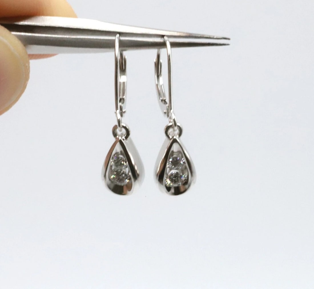 14K WHITE GOLD DANGLE STYLE EARRINGS WITH 0.25CTTW DIAMONDS 3G: 14K WHITE GOLD DANGLE STYLE EARRINGS WITH 0.25CTTW DIAMONDS 14k White Gold dangle style Earrings with 0.25cttw Diamonds You are bidding on a 14k White Gold dangle style Earrings with 0.25cttw Diamonds