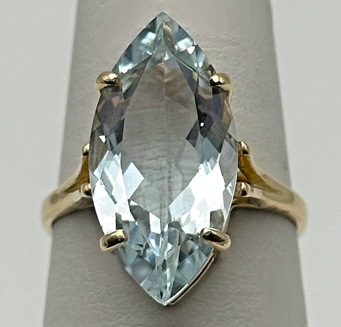 14K GOLD RING WITH BIG MARQUISE CUT BLUE TOPAZ SIZE: 7.75 4.4G: 14K GOLD RING WITH BIG MARQUISE CUT BLUE TOPAZ SIZE: 7.75 4.4G 14k Gold Ring with big marquise cut Blue Topaz Condition: Used, has been cleaned by in house Jewelers Material: 14k Yellow Gold Ring Size