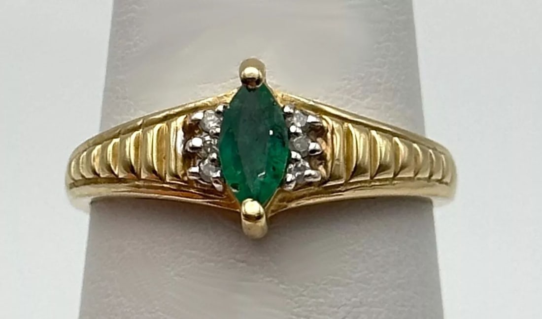 14K GOLD RING WITH NATURAL EMERALD AND 0.06CTS OF DIAMONDS SIZE: 7.75 (1 of 2)