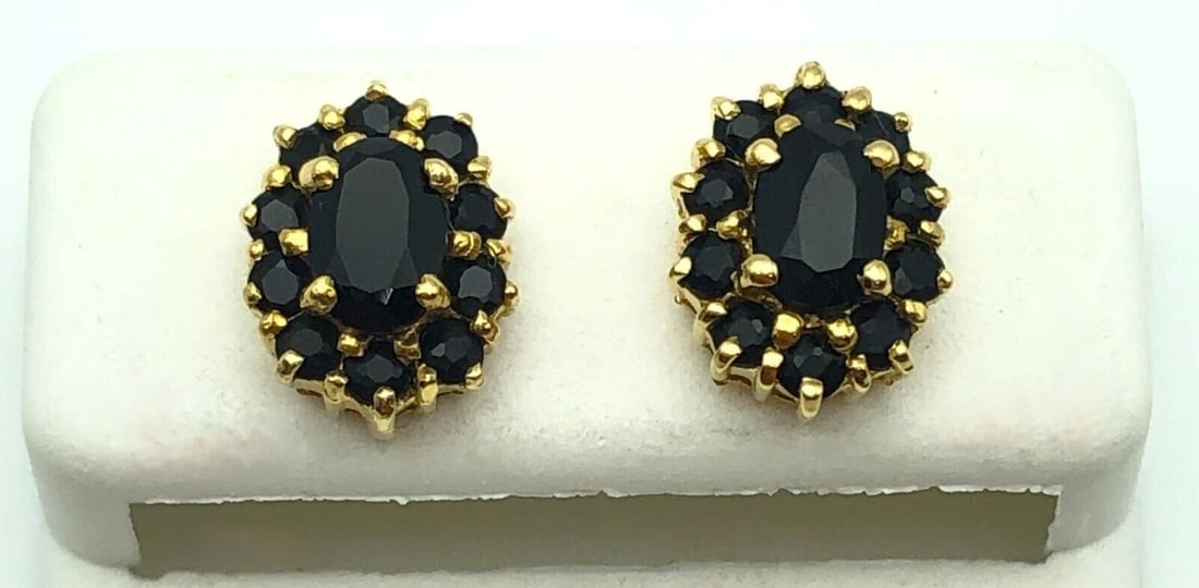 14K GOLD EARRINGS SET WITH 2 CARATS OF NATURAL SAPPHIRES 2.3 GRAMS: 14K GOLD EARRINGS SET WITH 2 CARATS OF NATURAL SAPPHIRES 2.3 GRAMS 14k Gold Earrings set with 2 carats of Natural Sapphires Condition: Used, have been cleaned Material: 14k Yellow Gold Weight: 2.3 gra