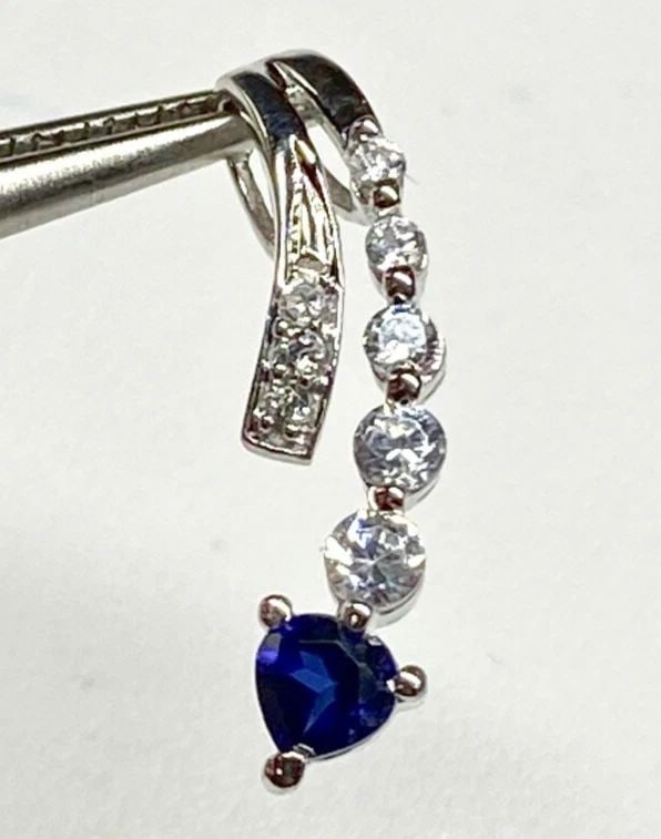 10K WHITE GOLD PENDANT, 4MM HEART SHAPED SAPPHIRE, 0.25CTS OF DIAMONDS 1.2G: WOMEN'S 10K WHITE GOLD PENDANT WITH 4MM HEART SHAPED SAPPHIRE AND DIAMONDS Women's 10k White Gold Pendant with 4mm Heart Shaped Sapphire and Diamonds You are bidding on a pre-owned Women's 10k White G