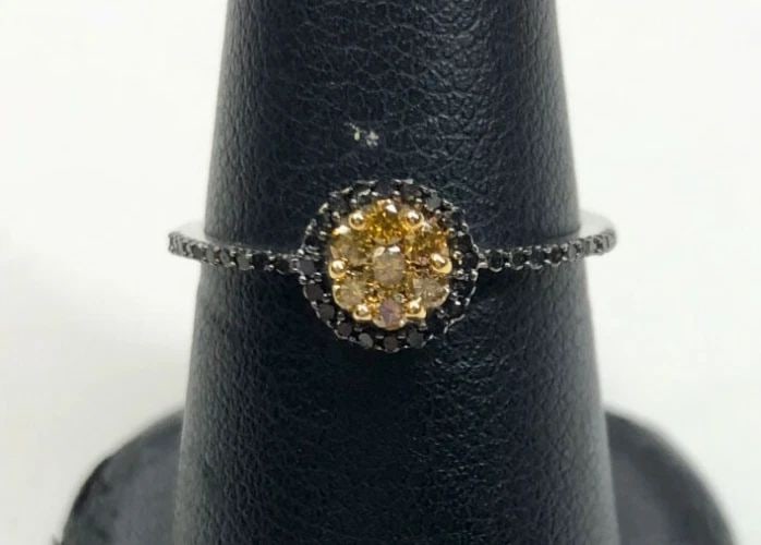 10K WHITE GOLD RING WITH 0.32CTS OF BLACK AND YELLOW DIAMOND SIZE: 6.5 1.6G: WOMEN'S 10K WHITE GOLD RING WITH BLACK AND YELLOW DIAMOND 10k White Gold Ring with Black and Yellow Diamond You are bidding on a pre-owned 10k White Gold Ring with Black and Yellow Diamond. The ring h