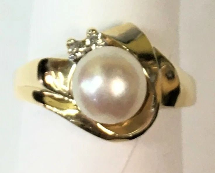 14K GOLD RIBBON STYLE RING, 7MM PEARL AND 0.04CTS OF DIAMONDS SIZE: 6.25 4G (1 of 2)