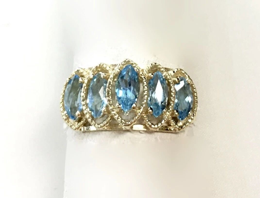 10K YELLOW GOLD RING WITH BLUE TOPAZ (SIZE: 7) (1 of 2)