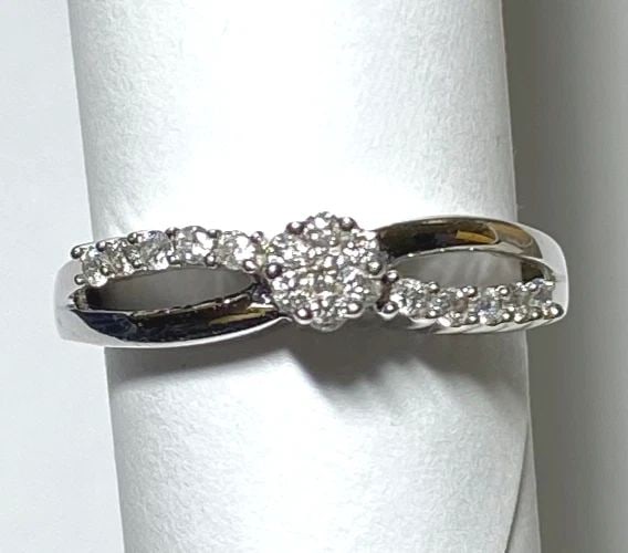 10K WHITE GOLD INFINITY & ROUND STYLE RING WITH 0.25CTS OF DIAMONDS SIZE: 6.75 (1 of 2)