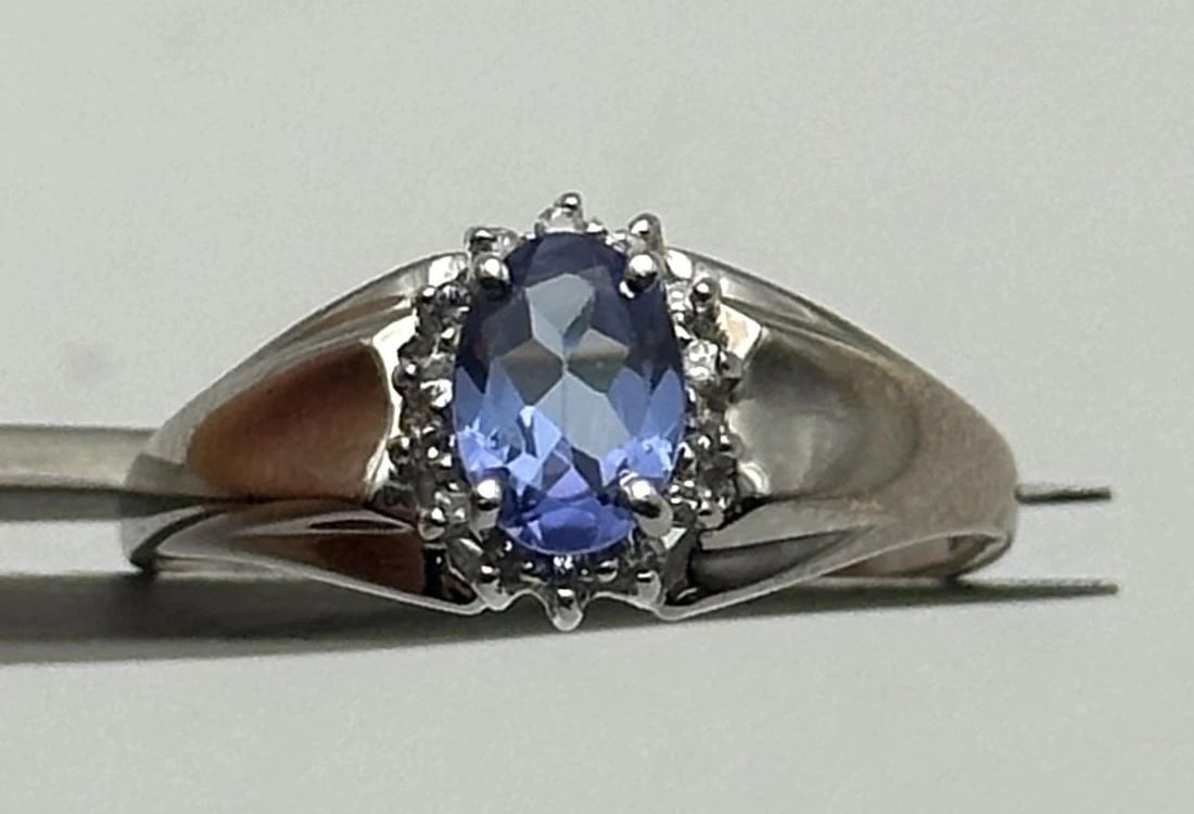 14K WHITE GOLD RING WITH OVAL TANZANITE AND 0.14CTS OF DIAMONDS SIZE: 9 (1 of 2)