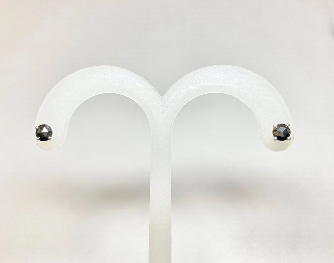 14K WHITE GOLD EARRINGS WITH 0.70CTS SOLITAIRE BLACK DIAMONDS: 14K WHITE GOLD EARRINGS WITH 0.70CTS SOLITAIRE BLACK DIAMONDS 14k White Gold Earrings With 0.70CTS Solitaire Black Diamonds You are bidding on a pre-owned 14k White Gold Earrings With Solitaire Black