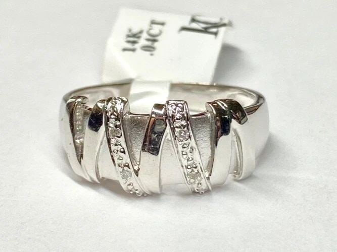 14K WHITE GOLD RING WRAP AROUND STYLE WITH 0.04CTS OF DIAMONDS SIZE: 7 3.6G: WOMEN'S 14K WHITE GOLD RING WITH 0.04CT DIAMONDS (SIZE 7) Women's 14k White Gold Ring with 0.04CT Diamonds (Size 7) You are bidding on a new with defects Women's 14k White Gold Ring with Diamonds. The