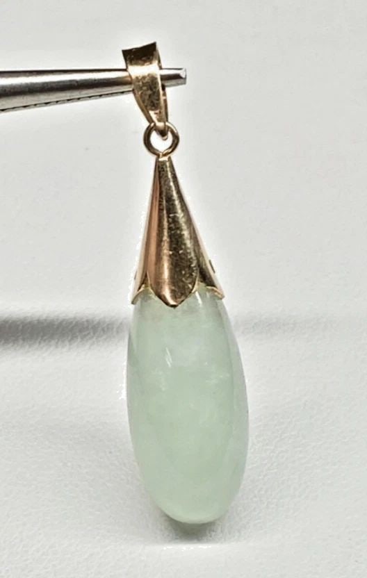14K GOLD PENDANT WITH GENUINE LIGHT GREEN JADE, DROP SHAPED 3 GRAMS (1 of 2)