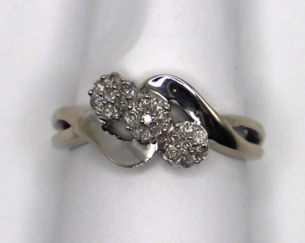 10K WHITE GOLD INTERWEAVING STYLE RING WITH 0.21CTS OF DIAMONDS SIZE: 7 3.1G: 10K WHITE GOLD CRISS CROSS STYLE RING WITH 0.21CTW DIAMONDS (SIZE: 7) 10k White Gold Criss Cross style Ring with 0.21cts Diamonds You are bidding on a 10k White Gold Criss Cross style Ring with center