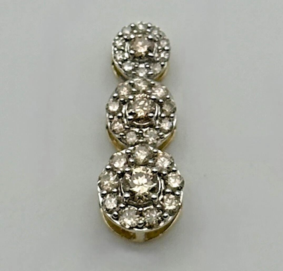 10K YELLOW GOLD TRIPLE CIRCLE PENDANT WITH 0.50CTS OF DIAMONDS 0.7GRAMS: 10K YELLOW GOLD TRIPLE CIRCLE PENDANT WITH 0.50CTS OF DIAMONDS 0.7GRAMS 10k Yellow Gold Triple Circle Pendant with 0.50cts of Diamonds Condition: Used Material: 10k Yellow Gold Pendant Size: 17.4mm x