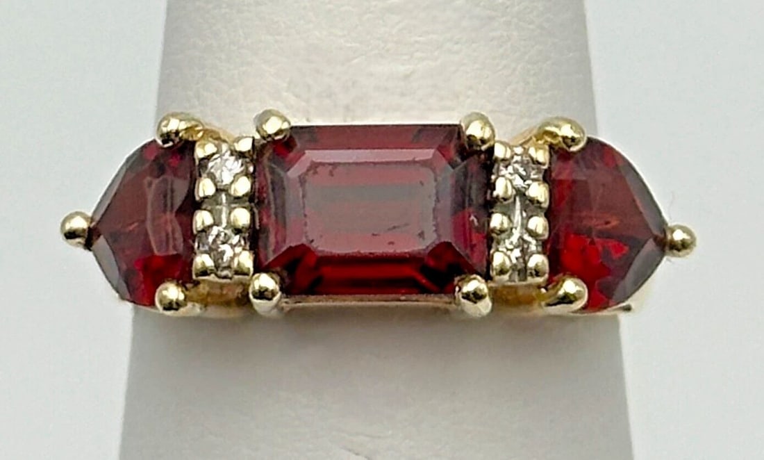 14K GOLD RING WITH GARNETS AND 0.06CTS OF DIAMONDS SIZE: 7.5 3.4G (1 of 2)
