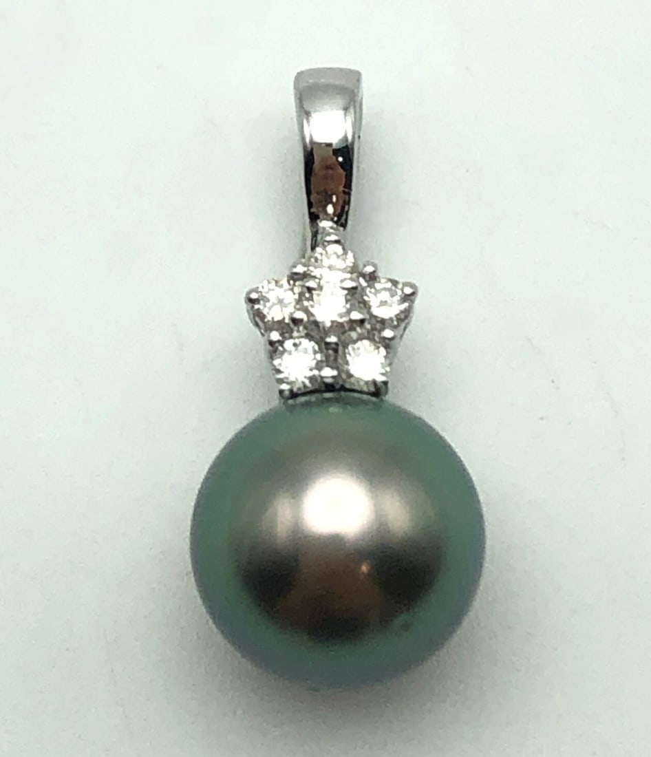 18K WHITE GOLD PENDANT WITH 0.12CTS OF DIAMONDS, 9.3MM GREY PEARL 2.4 GRAMS: 18K WHITE GOLD PENDANT WITH 0.12CTS OF DIAMONDS, 9.3MM GREY PEARL 2.4 GRAMS 18k White Gold Pendant with 0.12cts of Diamonds, 9.3mm Grey Pearl Condition: Used, has been cleaned Material: 18k White Gold