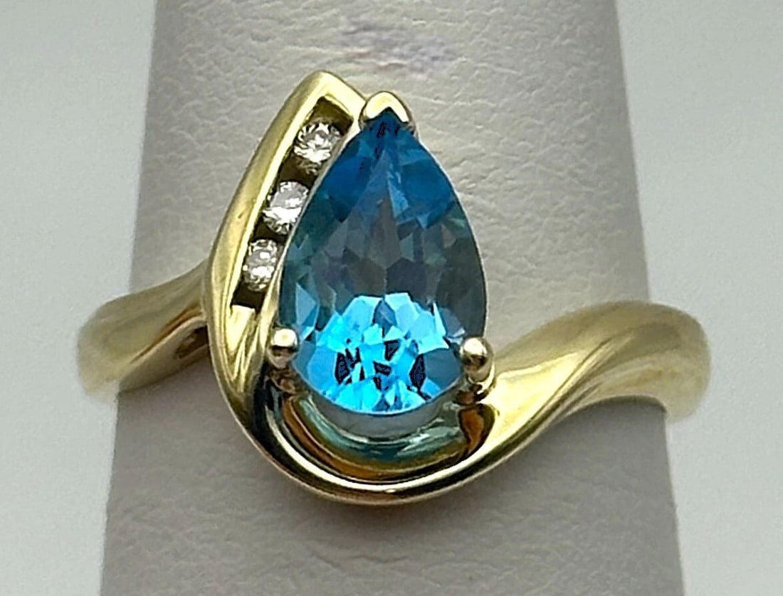 10K GOLD RING WITH SWISS BLUE TOPAZ AND 0.06CTS OF DIAMONDS SIZE: 6.75: 10K GOLD RING WITH SWISS BLUE TOPAZ AND 0.06CTS OF DIAMONDS SIZE: 6.75 10k Gold Ring with Swiss Blue Topaz and 0.06cts of Diamonds Condition: Used Material: 10k Yellow Gold Ring Size: 6.75 Weight: 3.3