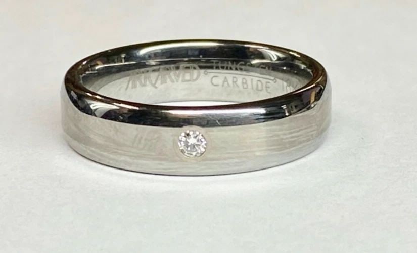 MEN'S ARTCARVED TUNGSTEN CARBIDE AND 18K WHITE GOLD WEDDING BAND WITH DIAMOND: MEN'S ARTCARVED TUNGSTEN CARBIDE AND 18K WHITE GOLD WEDDING BAND WITH DIAMOND Men's ArtCarved Tungsten Carbide and 18k white gold Wedding Band with Diamond (Size 10) You are bidding on a pre-owned Men