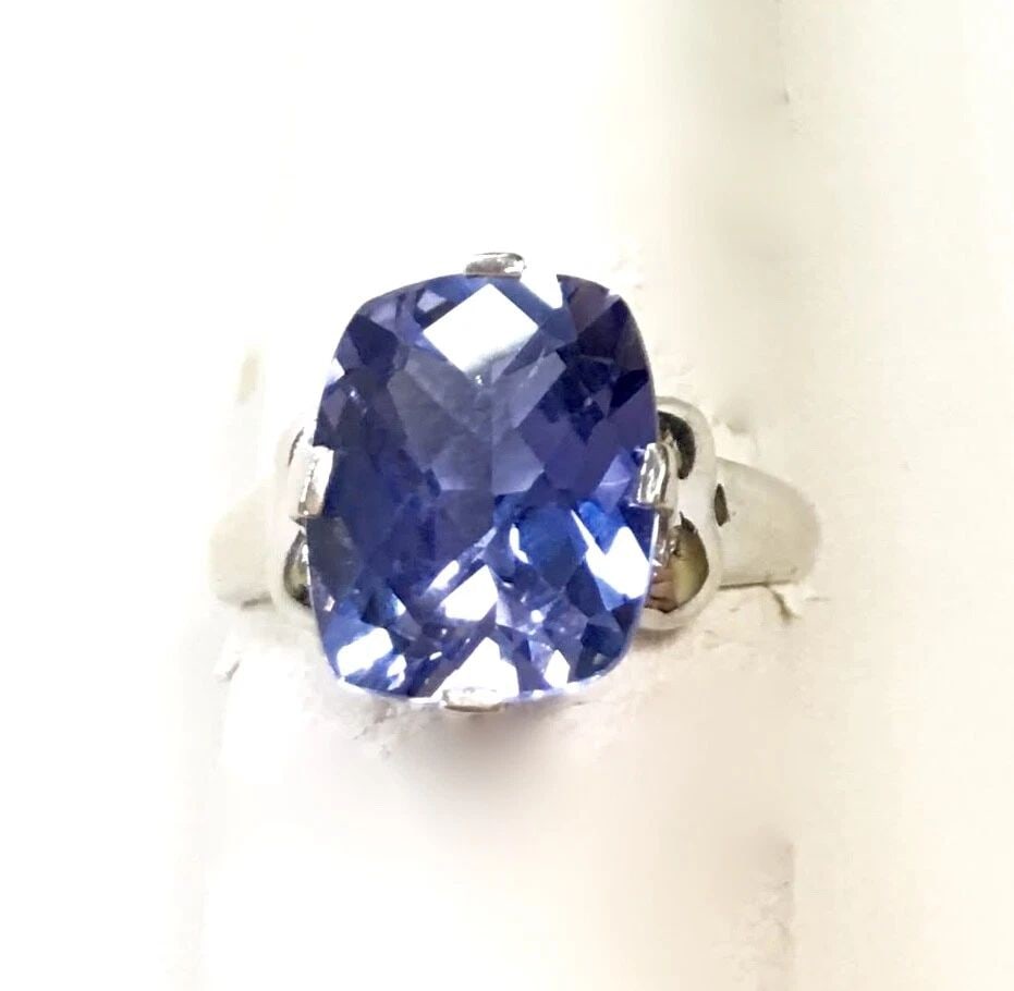 10K WHITE GOLD RING WITH SYNTHETIC SPINEL: 10K WHITE GOLD RING WITH SYNTHETIC SPINEL 10k White Gold Ring with Synthetic Spinel size 7 You are bidding on a 10k White Gold Ring with Synthetic Spinel. There are few minor scratches on the ring fro