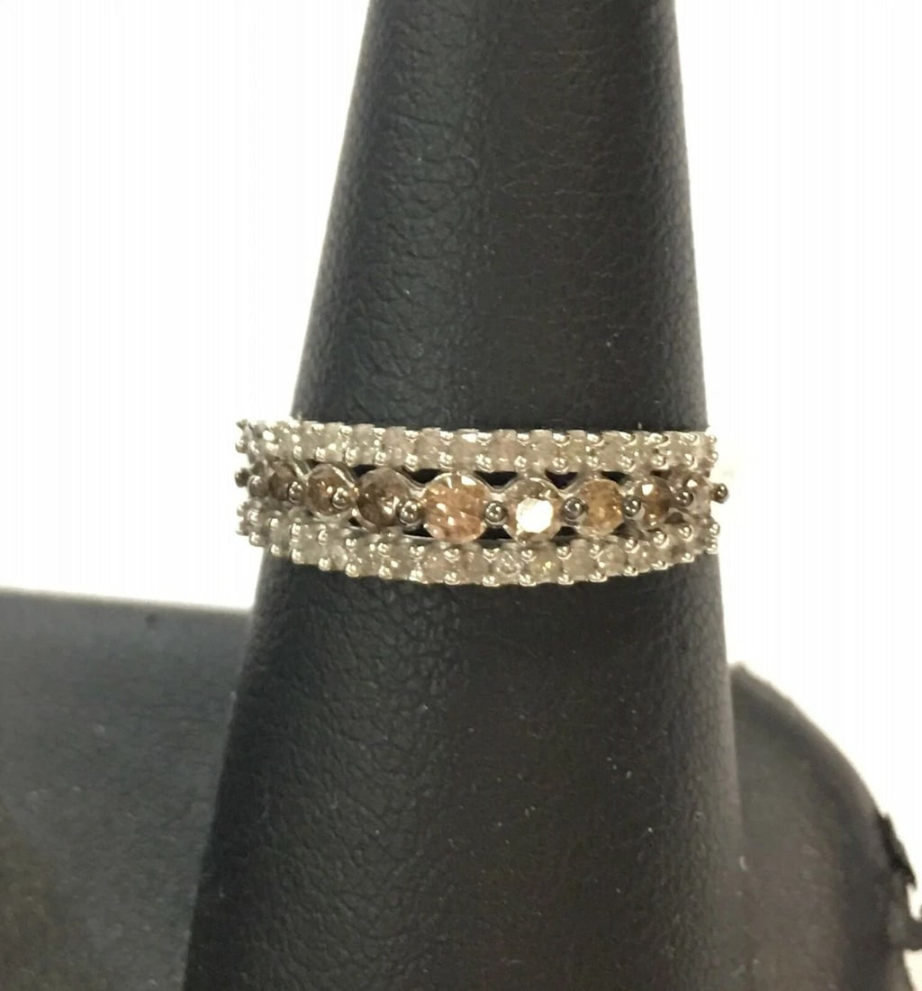10K WHITE GOLD RING WITH WHITE AND CHOCOLATE DIAMONDS (SIZE: 6.75): 10K WHITE GOLD RING WITH WHITE AND CHOCOLATE DIAMONDS (SIZE: 6.75) 10k White Gold Ring with White and Chocolate Diamonds You are bidding on a 10k White Gold Ring with White and Chocolate Diamonds. The