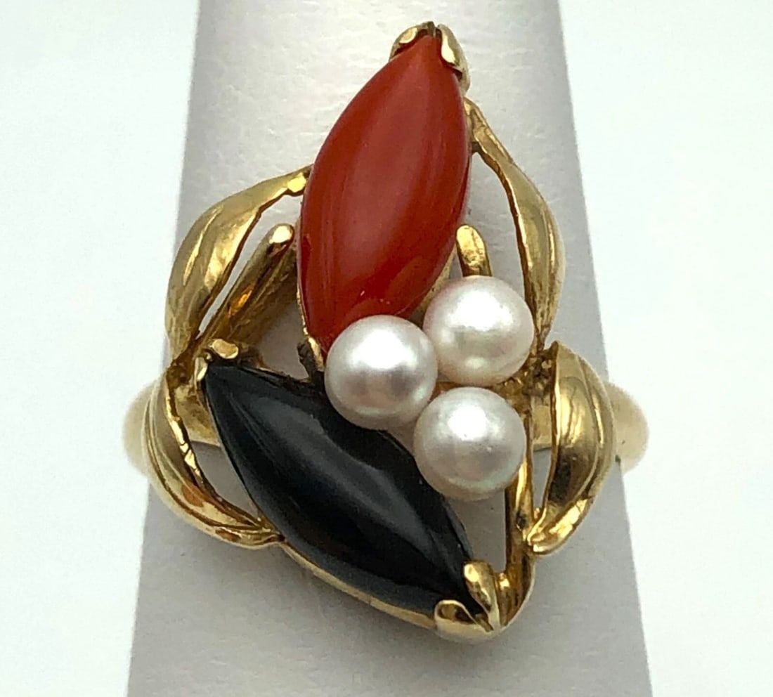 14K YELLOW GOLD PEARL, CORAL, AND ONYX COCKTAIL RING SIZE: 7: 14K YELLOW GOLD PEARL, CORAL, AND ONYX COCKTAIL RING SIZE: 7 14K YELLOW GOLD PEARL, CORAL, AND ONYX COCKTAIL RING Condition: Used Material: 14k Yellow Gold Ring Size: 7 Weight: 4.4 grams Top Width: 21