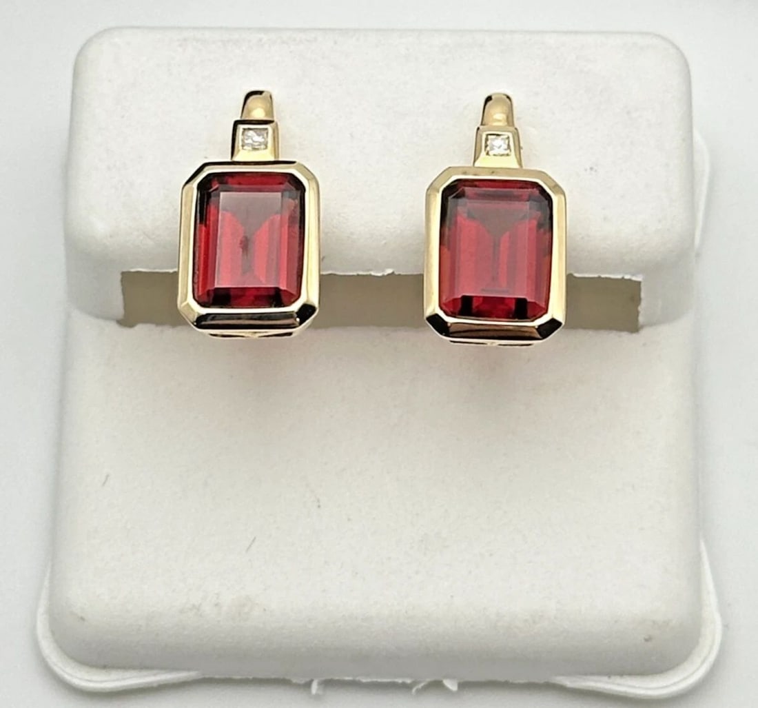 ROSS SIMONS 14K YELLOW GOLD SQUARE EARRINGS WITH GARNETS AND 0.04CTS DIAMONDS: ROSS SIMONS 14K YELLOW GOLD SQUARE EARRINGS WITH GARNETS AND 0.04CTS DIAMONDS Ross Simons 14k Yellow Gold Square Earrings with Garnets and 0.04cts Diamonds Condition: Used, has been polished and clean