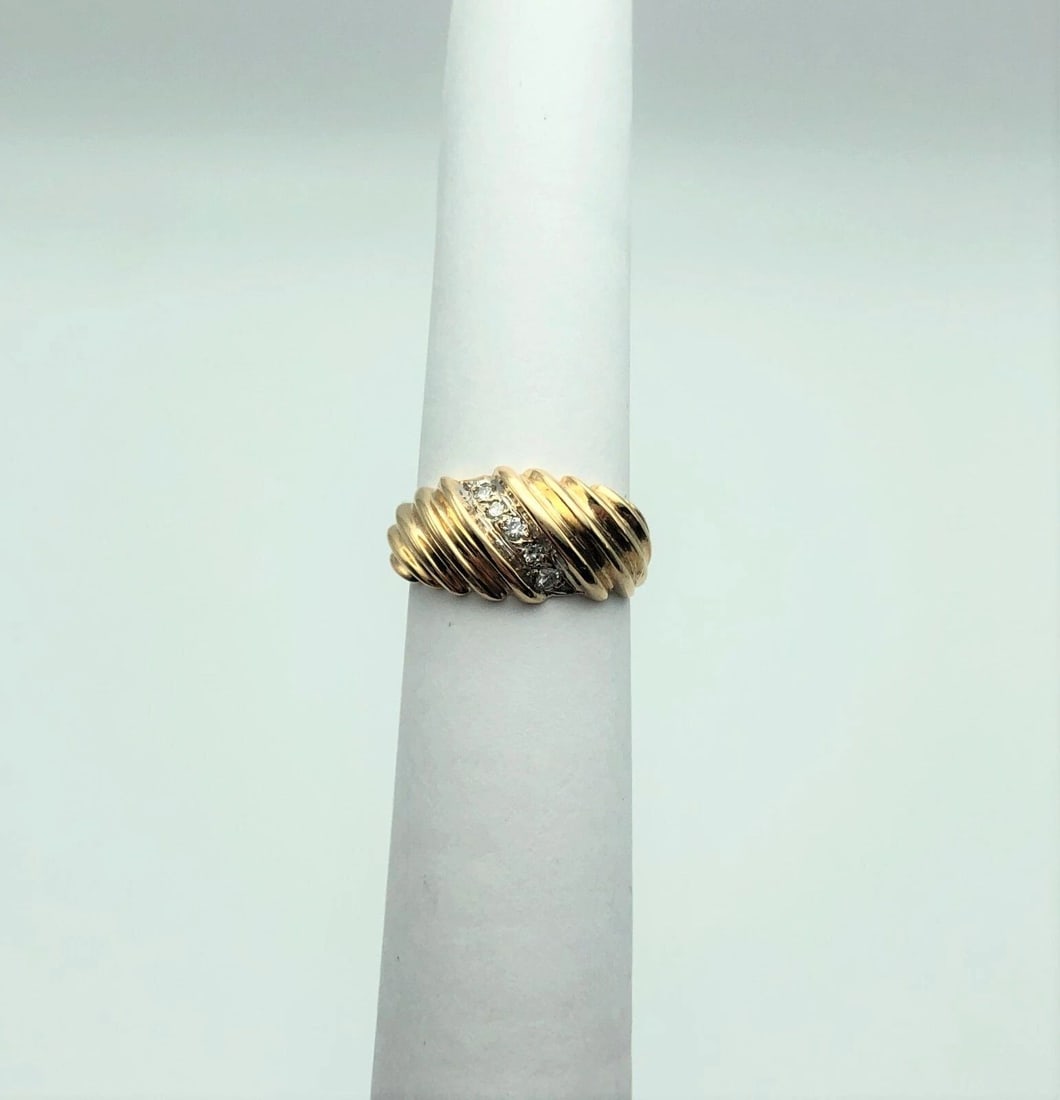 14K YELLOW GOLD VERTICAL LAYERED RING WITH DIAMONDS (SIZE: 5.25): 14K YELLOW GOLD VERTICAL LAYERED RING WITH DIAMONDS (SIZE: 5.25) 14k Yellow Gold Vertical Layered Ring with center Diamonds You are bidding on a 14k Yellow Gold Vertical Layered Ring with center Diamo