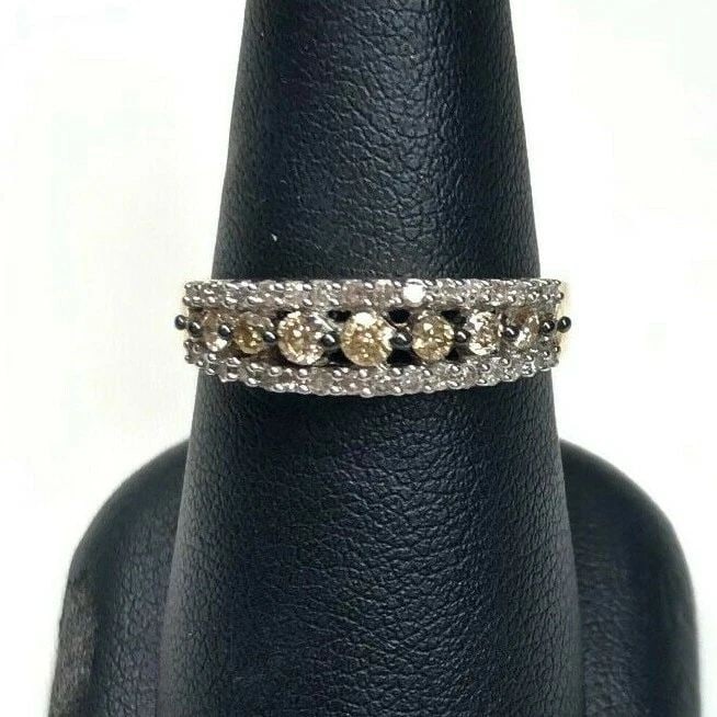 WOMEN'S 10K YELLOW GOLD, BROWN/WHITE DIAMOND RING NEW: WOMEN'S 10K YELLOW GOLD, BROWN/WHITE DIAMOND RING NEW Women's 10k Yellow Gold, Brown/White Diamond Ring You are bidding on a new with defects Women's 10k Yellow Gold, Brown/White Diamond Ring. The rin
