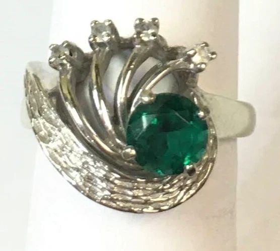 DASON 10K WHITE GOLD WITH SYNTHETIC EMERALD AND CUBIC ZIRCONIA SIZE: 6 5.6G (1 of 2)
